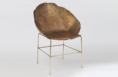 כיסא מסדרת "Stumps" בעיצוב שרון סידס. גדם עץ מוטבע בפליז