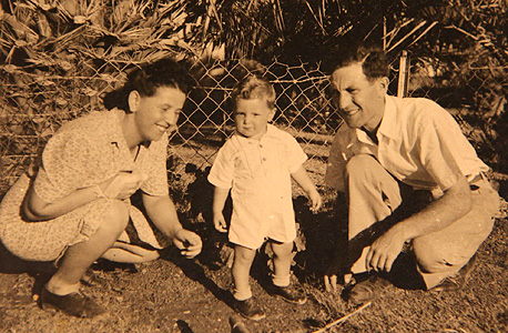 1943. אלכס גלעדי, בן שנה, עם הוריו שמעון ושושנה בקיבוץ תל יוסף