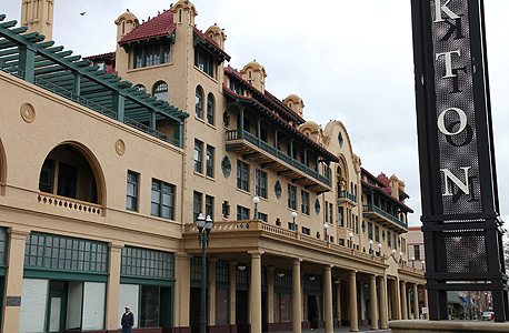 מלון סטוקטון המשופץ בטיילת הנטושה. העירייה הוציאה יותר מ־150 מיליון דולר על פרויקט שיפוץ ובנייה גרנדיוזי ונותרה עם הרבה פילים לבנים 