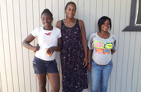 נטע רנקין (במרכז) עם אחייניותיה דסטני (משמאל) וטרי מקוי. טרי בת ה־15 בהיריון ונטע מכורה לסמים. בתה אשלי עובדת בזנות 
