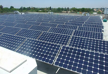 מערכת פאנלים סולאריים של סולארפאוור על גג מפעל בקריית גת 