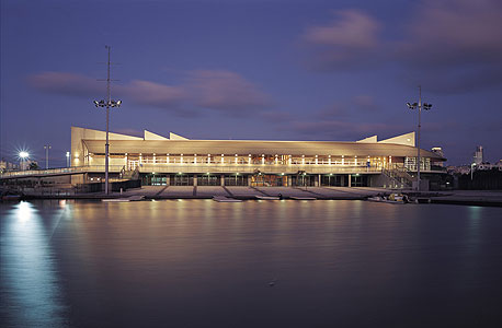 מועדון החתירה על הירקון, כולל הגשר ומעגנת הסירות. שכה בתחרות לתכנון (1995) ובפרס רכטר (2005) , צילום: עמית גירון