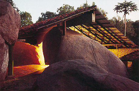פולונטלאוה, בית פרטי בסרי לנקה, הממוקם בין סלעים ומשתמש בהם כשלד למבנה 