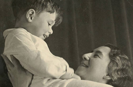1936. ישראל אומן, בן שש, עם אמו מרים בפרנקפורט