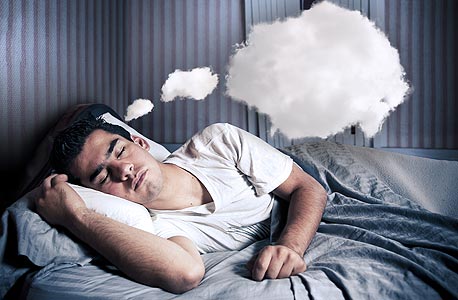 לא מצליחים לישון לאחרונה? קבוצת חוקרים ורופאים טוענים שהסיבה היא כנראה מכשיר הסלולר שלכם, צילום: שאטרסטוק