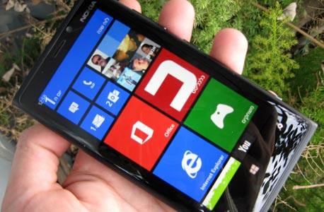 מכשיר ה-Lumia 920 של נוקיה. אין אפליקציית יוטיוב תקנית