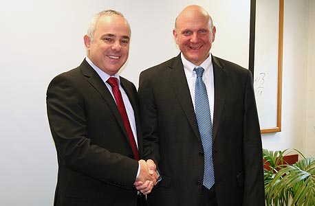 מנכ"ל מיקרוסופט העולמית סטיב באלמר ושר האוצר יובל שטייניץ