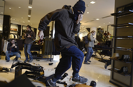 הסתערות על חנות של זארה כחלק ממחאה נגד הצנע, בשבוע שעבר בברצלונה