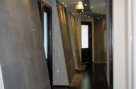  משרד עו"ד. מעברים בעלי קירות אלכסוניים הנותנים תחושת מרחב, עיצוב ואדריכלות פנים: יהודית דוידובסקי