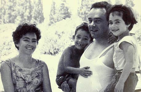 1962. יובל שטייניץ (3.5, במרכז) עם הוריו דן ומינה ואחיותיו טלי (2.5) ומיכל (1.5) , צילום: אריאל בשור