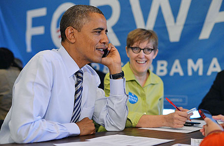 ברק אובמה מתקשר לבוחרים, צילום: איי אף פי