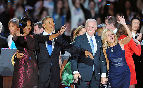 אובמה וסגנו ביידן ומשפחותיהם אחרי הניצחון, צילום: אם סי טי
