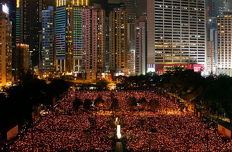 תושבי הונג־קונג ב־2011, בטקס זיכרון לטבח כיכר טיאנאנמן. בבייג'ינג מעדיפים לגדוע תסיסות חברתיות