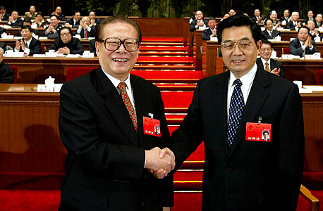 חו ג'ינטאו (מימין) וג'יאנג דזמין בחילופי השלטון הקודמים. ג'יאנג ממשיך למשוך בחוטים גם בגיל 86