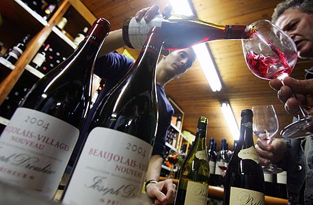 מוזגים בוז'ולה בישראל. החגיגה תיסגר מוקדם בשל האיסור על מכירת אלכוהול בלילה מוזגים בוז'ולה בישראל. החגיגה תיסגר מוקדם בשל האיסור על מכירת אלכוהול בלילה