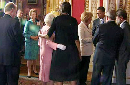נגיעה נדירה. מישל אובמה עם מלכת בריטניה אליזבת השנייה בארמון בקינגהם ב־2009