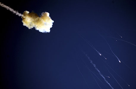יירוט באוויר של רקטה בידי טילים שנורו מסוללת כיפת ברזל, צילום: גיל נחושתן 