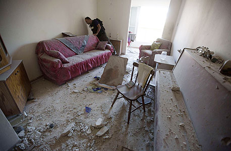 נזק שנגרם בעקבות פגיעת טיל בדירה באשקלון