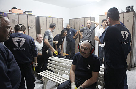 עובדי מפעל רב בריח באשקלון, צילום: אוראל כהן