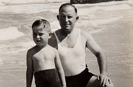 1940. אברהם (בייגה) שוחט, בן ארבע, עם אביו צבי בחוף נורדאו (מציצים) בתל אביב, צילום: עמית שעל