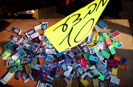 דוכן בשוק ראשון לציון. על כל סמארטפון שנמכר בישראל יש היצע של 70 כיסויים , צילום: עמית שעל