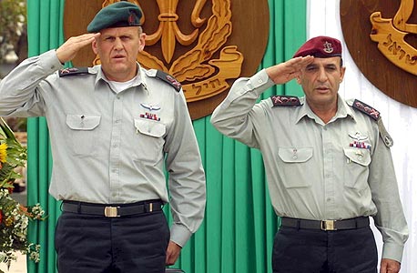 פרקש (משמאל) בטקס מינויו לראש אמ"ן ב־2001, עם הרמטכ"ל שאול מופז