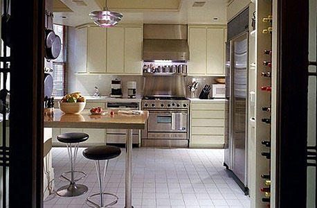 מבט נוסף המטבח. דירת הדופלקס של מדונה באפר איסט סייד, מנהטן