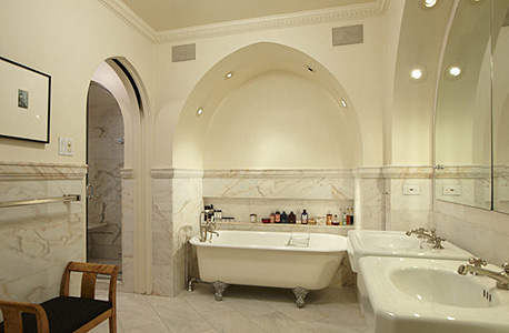 חדר האמבטיה בדירת הדופלקס של מדונה באפר איסט סייד, מנהטן
