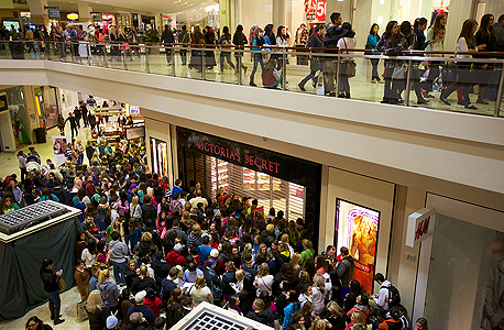 אלפי אנשים צובאים על דלתות מרכז הקניות קלאקמס טאון באורגון ביום חמישי בחצות
