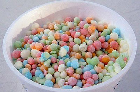 כדורי גלידה שיובשה בהקפאה