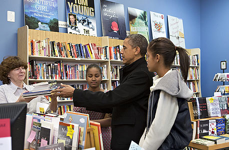 נשיא ארה"ב ברק אובמה ובנותיו בחנות ספרים בארלינגטון וירג'יניה עשו קניות כדי לעודד עסקים קטנים, צילום: איי פי 