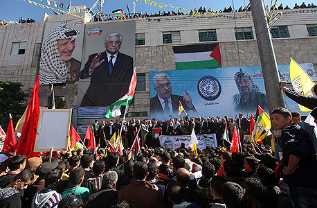 פלסטינים חוגגים ברמאללה את הכרת האו"ם בארצם כמדינה משקיפה
