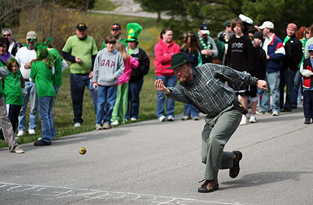 באולינג אירי. כשמגיעים לצומת משליכים את הכדור לגובה, עד שהוא חוצה אותו באולינג אירי. כשמגיעים לצומת משליכים את הכדור לגובה, עד שהוא חוצה אותו