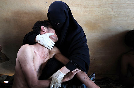 התצלום הזוכה בתערוכה, שצילם הספרדי סמואל ארנדה. אם ובנה אחרי הפגנה בתימן התצלום הזוכה בתערוכה, שצילם הספרדי סמואל ארנדה. אם ובנה אחרי הפגנה בתימן