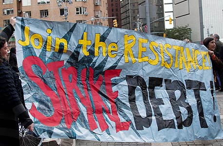 הפגנה בניו יורק באוקטובר, במסגרת השבוע הבינלאומי לפעולה נגד החוב. אנשי לכבוש את וול סטריט כבר שומטים