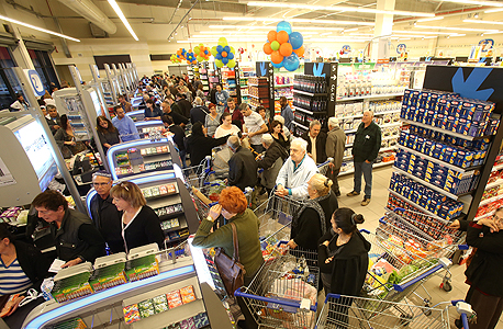 קניות בסופרמרקט, צילום: אלעד גרשגורן
