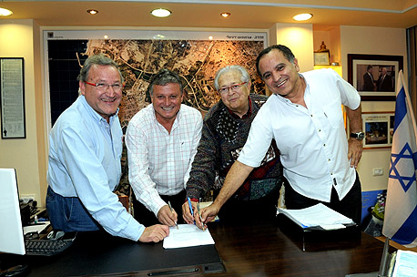 החתימה על ההסכם. משמאל: ליאון אדרי, חיים אביטן, יעקב כהן, קובי מימון