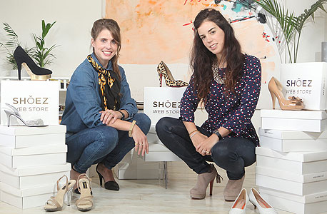 מימין: מורג מנטל וליהי צווילינגר עם נעליים מהאתר. "רצינו לחסוך סיבובים מיותרים בחנויות"