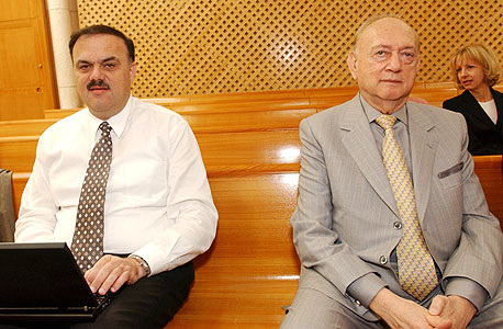 לוי (מימין) ונגה רחמני בהכרעת העליון נגדם, מרץ 2005. "אסור היה לי לדבר עם אנשים בחברה" , צילום: אריאל ירוזולימסקי