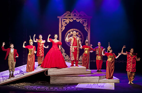 מתוך ההצגה. תלבושות מקסימות ושחקנים מצוינים