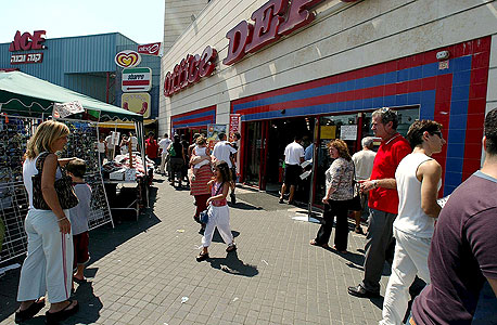 מתחם קניות בשפיים (פתוח בשבת), צילום: מיכאל קרמר 