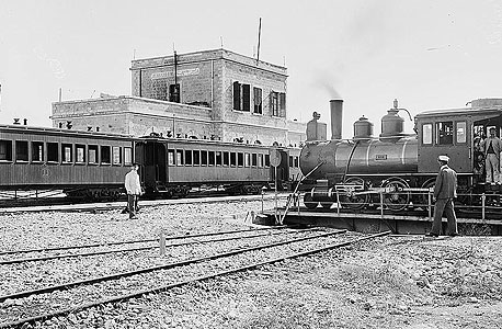 התחנה הראשונה. החלה לפעול ב-1892