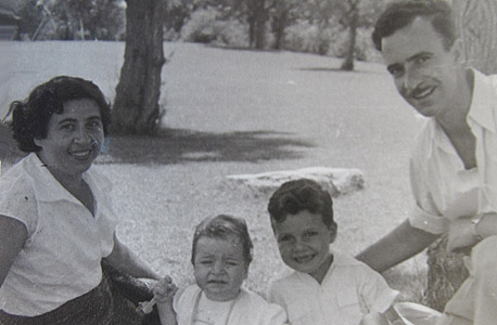 1953. משה קסטיאל (4.5) עם אחיו יהושע (חצי שנה) וההורים אפרים וסטלה בגן העצמאות בתל אביב