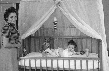 ניצה וולפנזון ובתה אורית בחדר שבבניין בשנת 1958