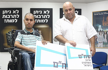 מנכ"ל ארגון השחקנים בישראל שחר בוצר (משמאל) והיו"ר הקודם של הארגון, דביר בנדק. "מה היה הלחץ לקצץ?"