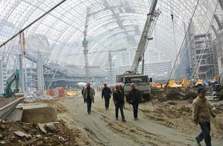 אתר בנייה בסין. סיימה את השנה עם עודף מסחרי של 727 מיליארד דולר