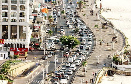 הטיילת בתל אביב. כיום יש 14 ערים שמונות מעל מאה אלף תושבים. לעומת רק אחת כזו - תל אביב - ב-1948, צילום: שאול גולן