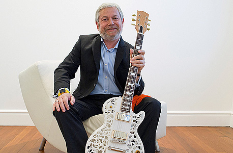 אברהם רייכנטל, מנכ"ל 3D, מחזיק גיטרה שיוצרה במדפסת של החברה