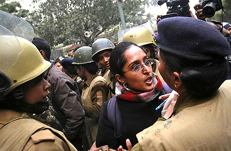 הפגנה לאחר מקרה האונס האכזרי בהודו, צילום: רויטרס