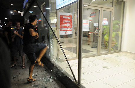 המחאה החברתית 2012. ניפוץ חלון בסניף בנק הפועלים בת"א